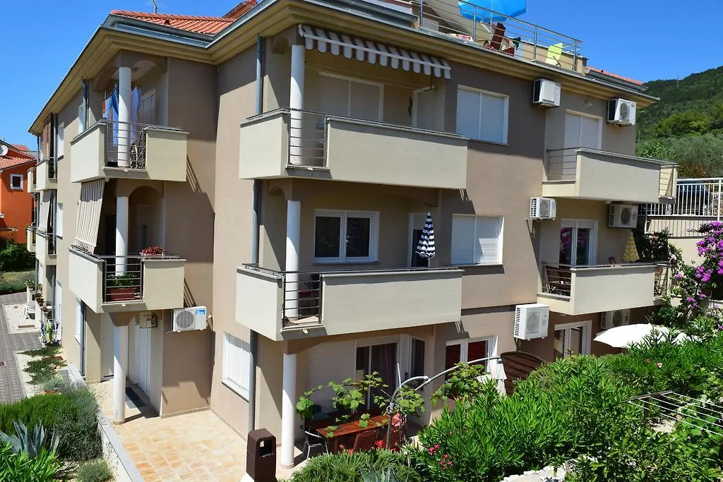 Apartments Mara Cres